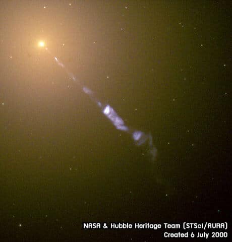 ลำพลังงานพวยพุ่งออกมาจากแก่นของกาแล็กซี M87 ซึ่งกล้องฮับเบิลถ่ายไว้ได้ บ่งชี้ว่าใจกลางของมันอาจเป็น AGN ที่มีหลุมดำมวลยิ่งยวดอยู่ภายใน