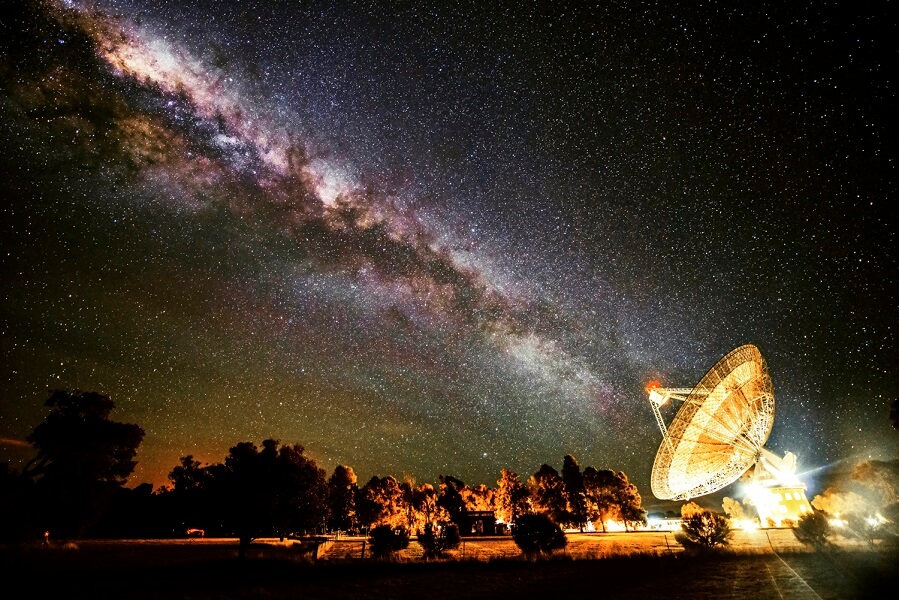 กล้องโทรทรรศน์วิทยุ Parkes Radio Telescope ท่ามกลางทางช้างเผือกยามค่ำคืน ถ่ายโดย Wayne Englund (ภาพจากเว็บไซต์ของ Australia Telescope National Facility)