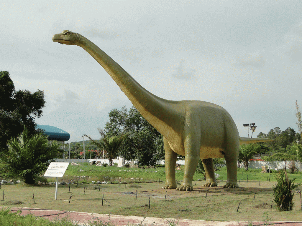รูปปั้นจำลอง ไดโนเสาร์ Phuwiangosaurus sirindhornae (ภาพจาก dmr.go.th)