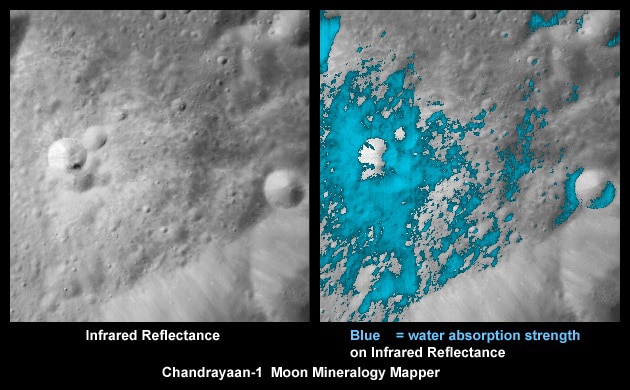 การสะท้อนแสงอินฟราเรดบนพื้นผิวของดวงจันทร์ (ซ้าย) และสีน้ำเงินแสดงถึงบริเวณน้ำแข็งที่ดูดกลืนแสงอินฟราเรด (ขวา) (ภาพจาก: <a href="https://en.wikipedia.org/wiki/Lunar_water#/media/File:Chandrayaan1_Spacecraft_Discovery_Moon_Water.jpg" target="_blank" rel="noopener">Wikipedia</a>)