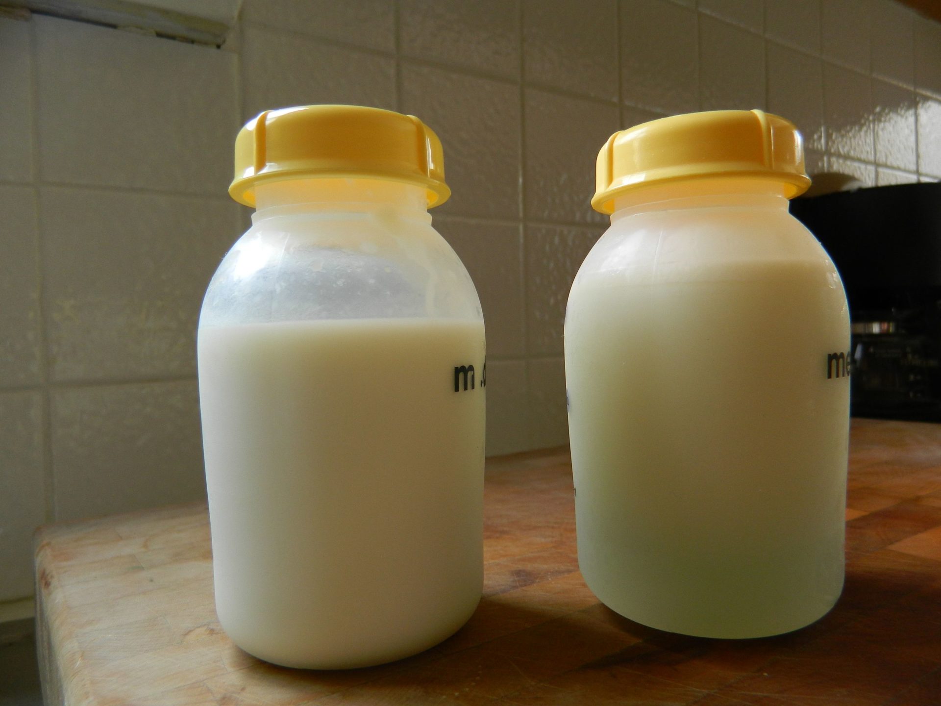 สีของน้ำนมแม่เปรียบเทียบกับนมผง (ภาพจาก: <a href="https://en.wikipedia.org/wiki/File:Formula_and_breastmilk.jpg" target="_blank">Wikipedia</a>)