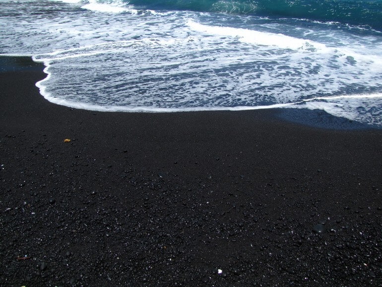 หาด Waianapanapa บนเกาะเมาอี (Maui) รัฐฮาวาย สหรัฐอเมริกา